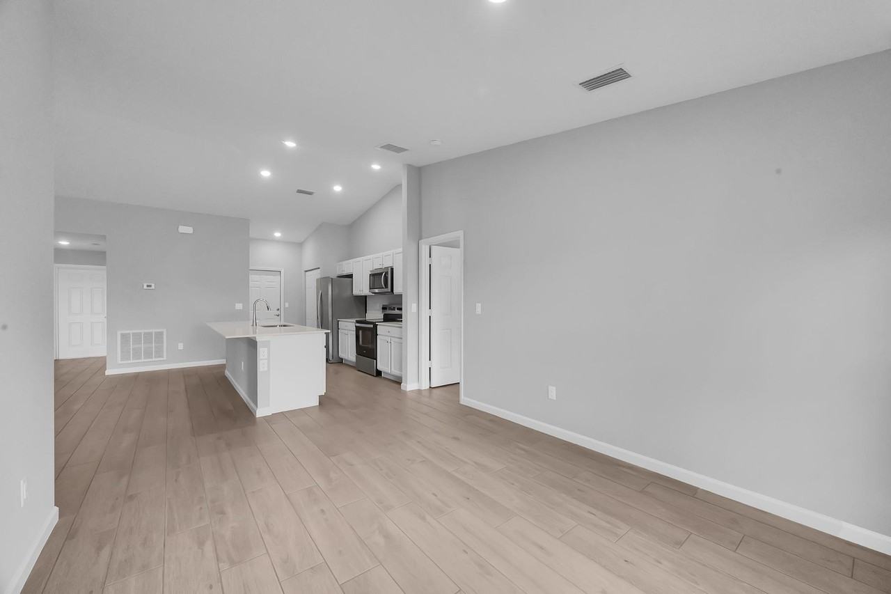 1875 Sw Lennox St - Photo 2 of 27