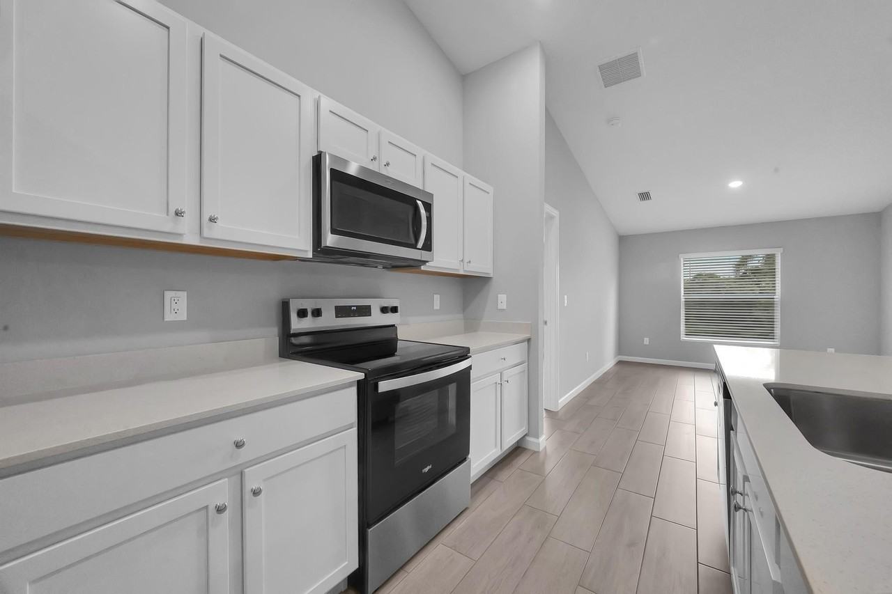1875 Sw Lennox St - Photo 6 of 27