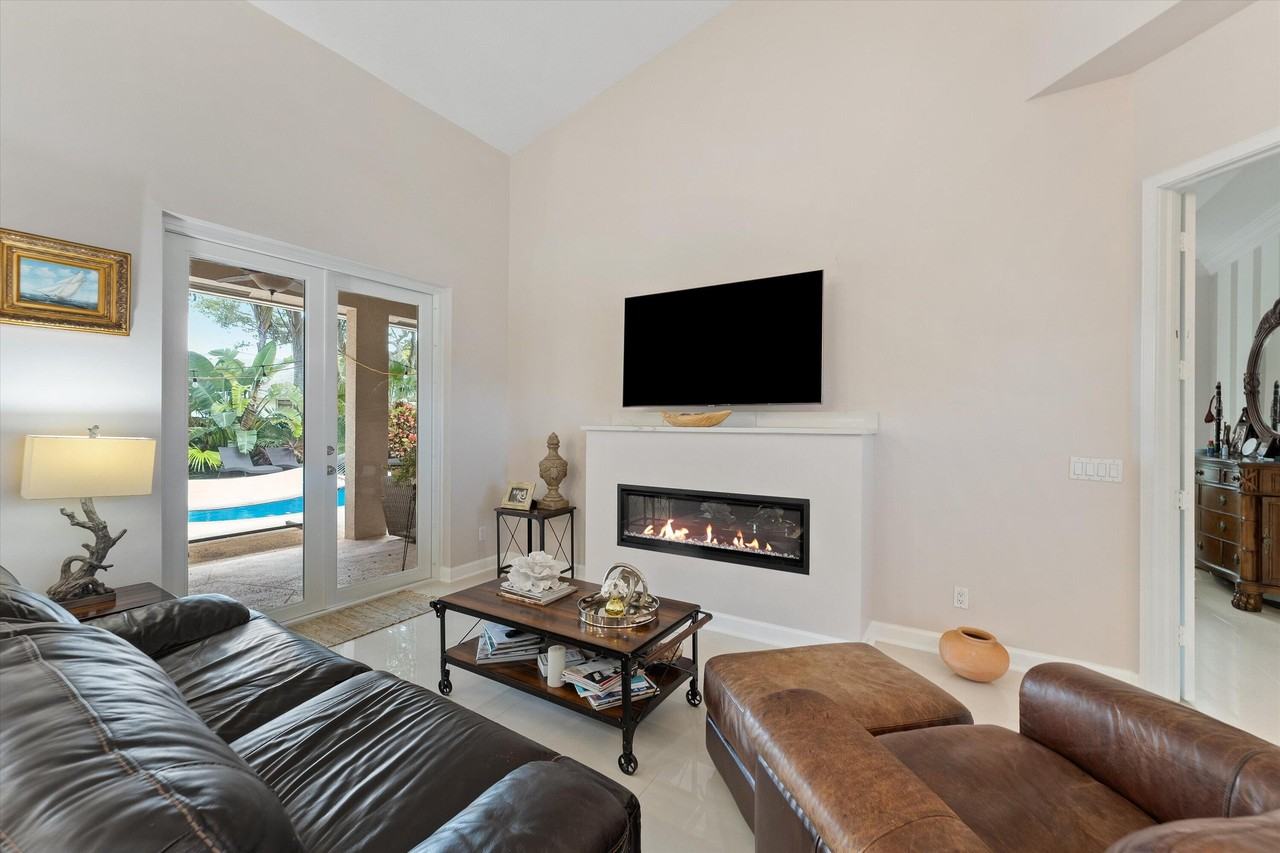 13869 Sheffield St - Photo 6 of 21