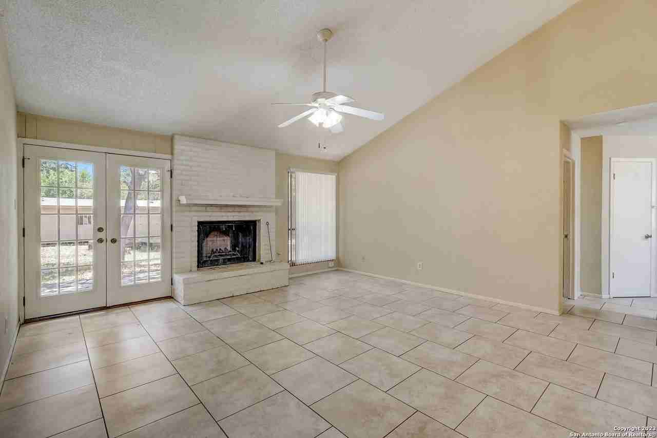 13710 Syracuse St - Photo 5 of 30