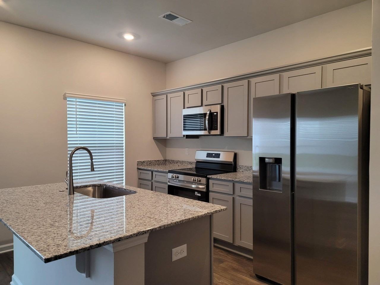 2380 Bellflower St - Photo 5 of 25