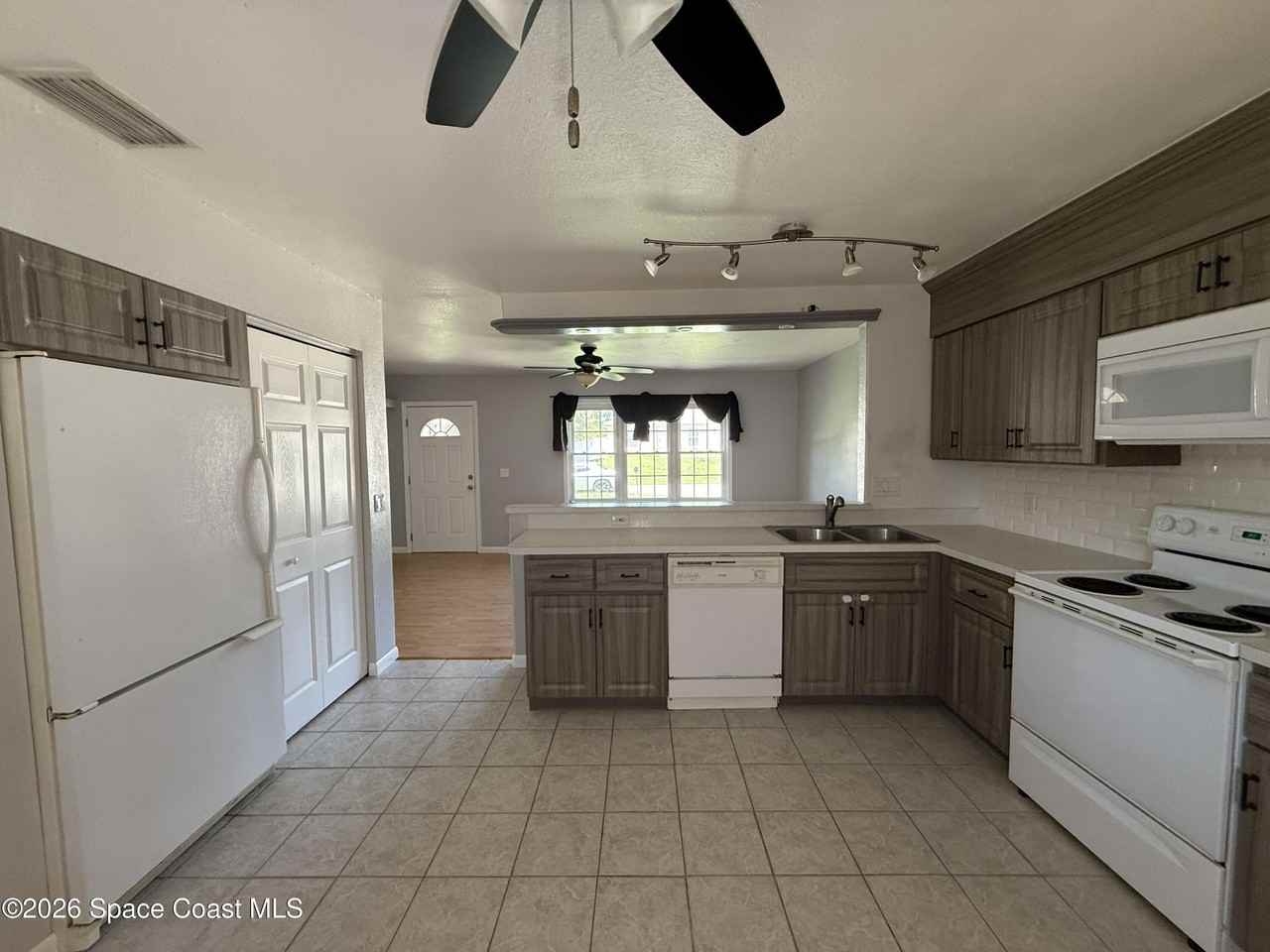 181 Deauville Ave Se - Photo 7 of 17