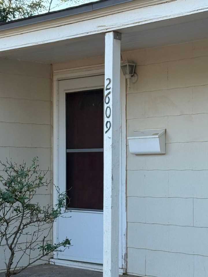 2609 28th St - Photo 2 of 13