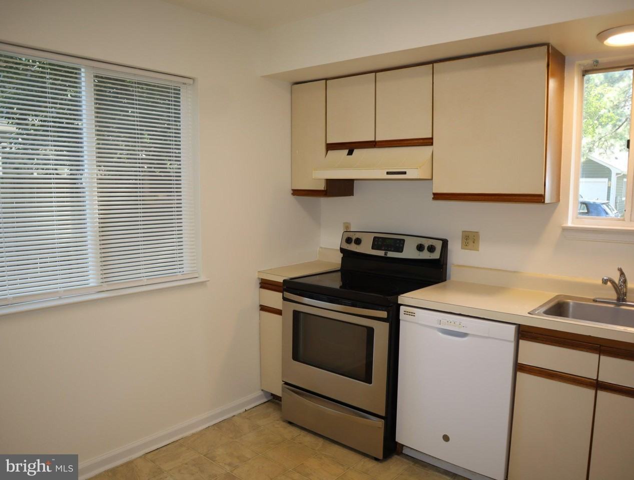 1013 Bayshore Ct - Photo 4 of 17