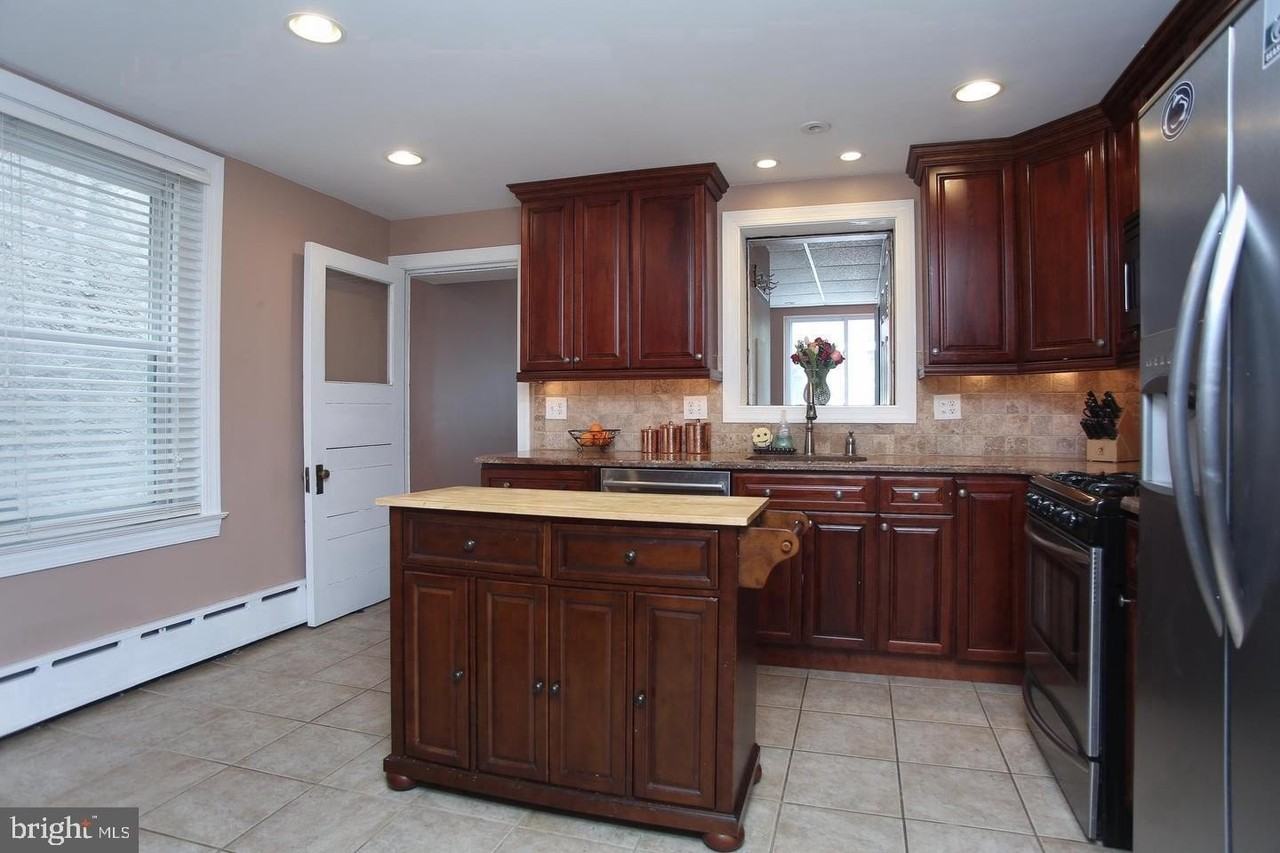 207 Lauriston St - Photo 7 of 26
