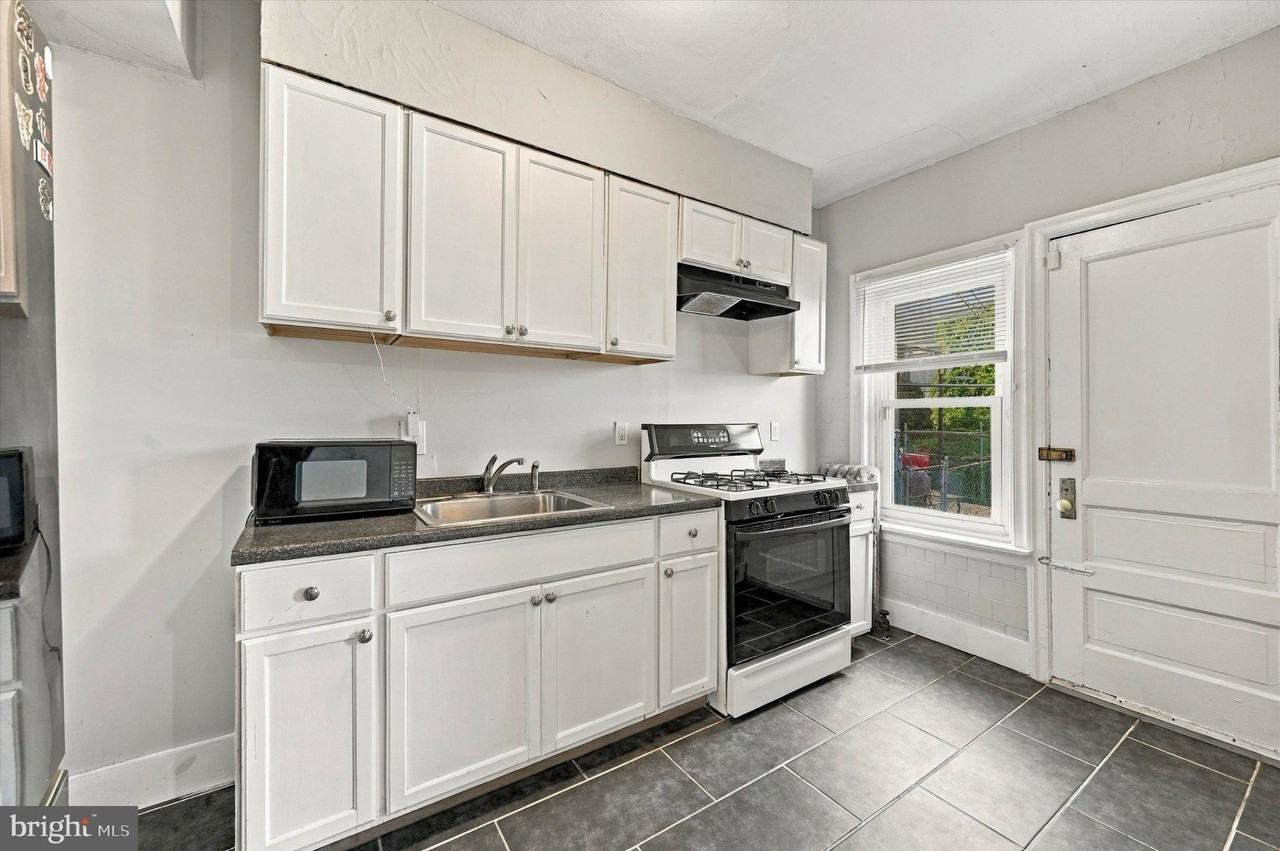 6217 W Stiles St - Photo 7 of 20