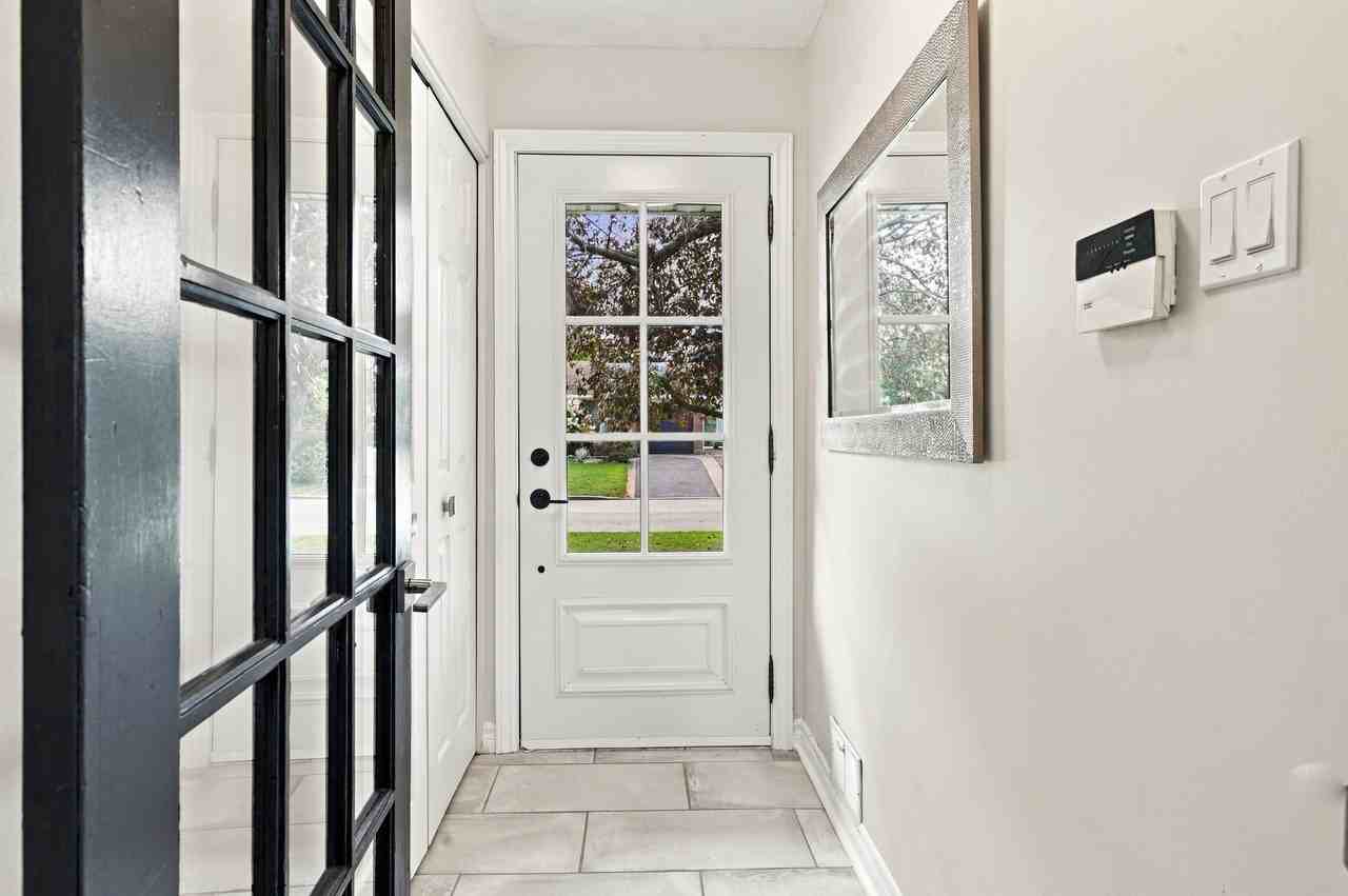 1377 Fontenay Crescent - Photo 4 of 35