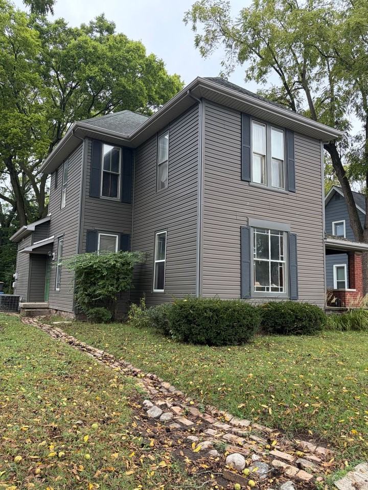 112 E Oak St - Photo 2 of 2