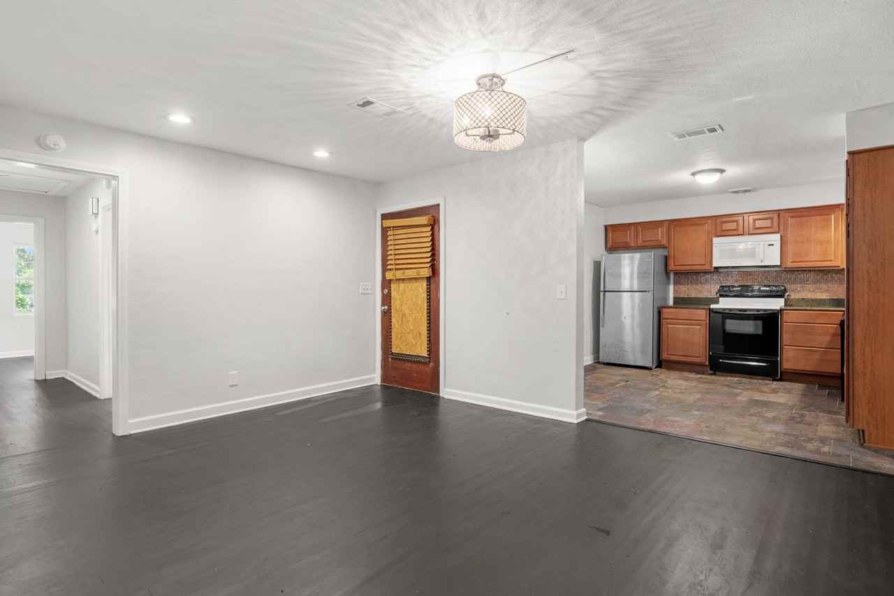 207 Tonawanda Dr - Photo 3 of 41