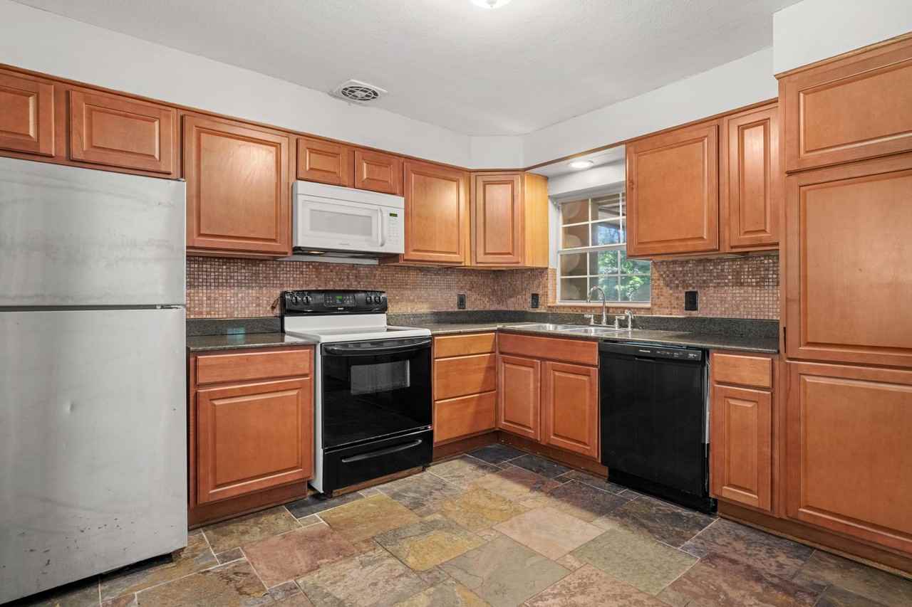 207 Tonawanda Dr - Photo 4 of 41