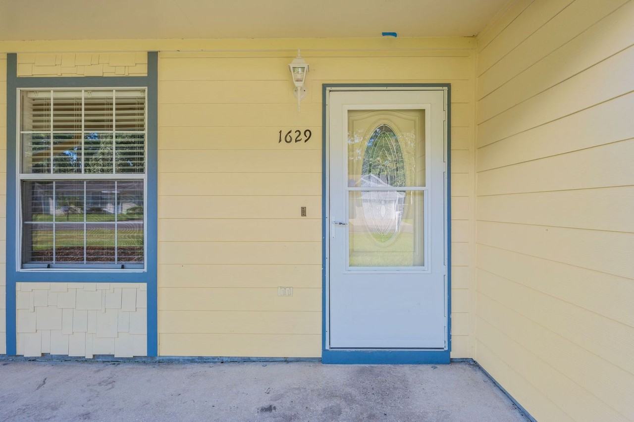 1629 Campbell Dr N - Photo 4 of 32