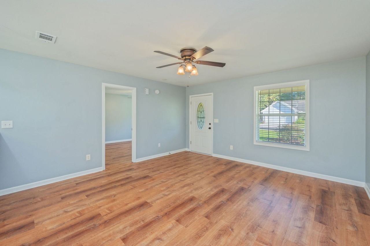 1629 Campbell Dr N - Photo 5 of 32