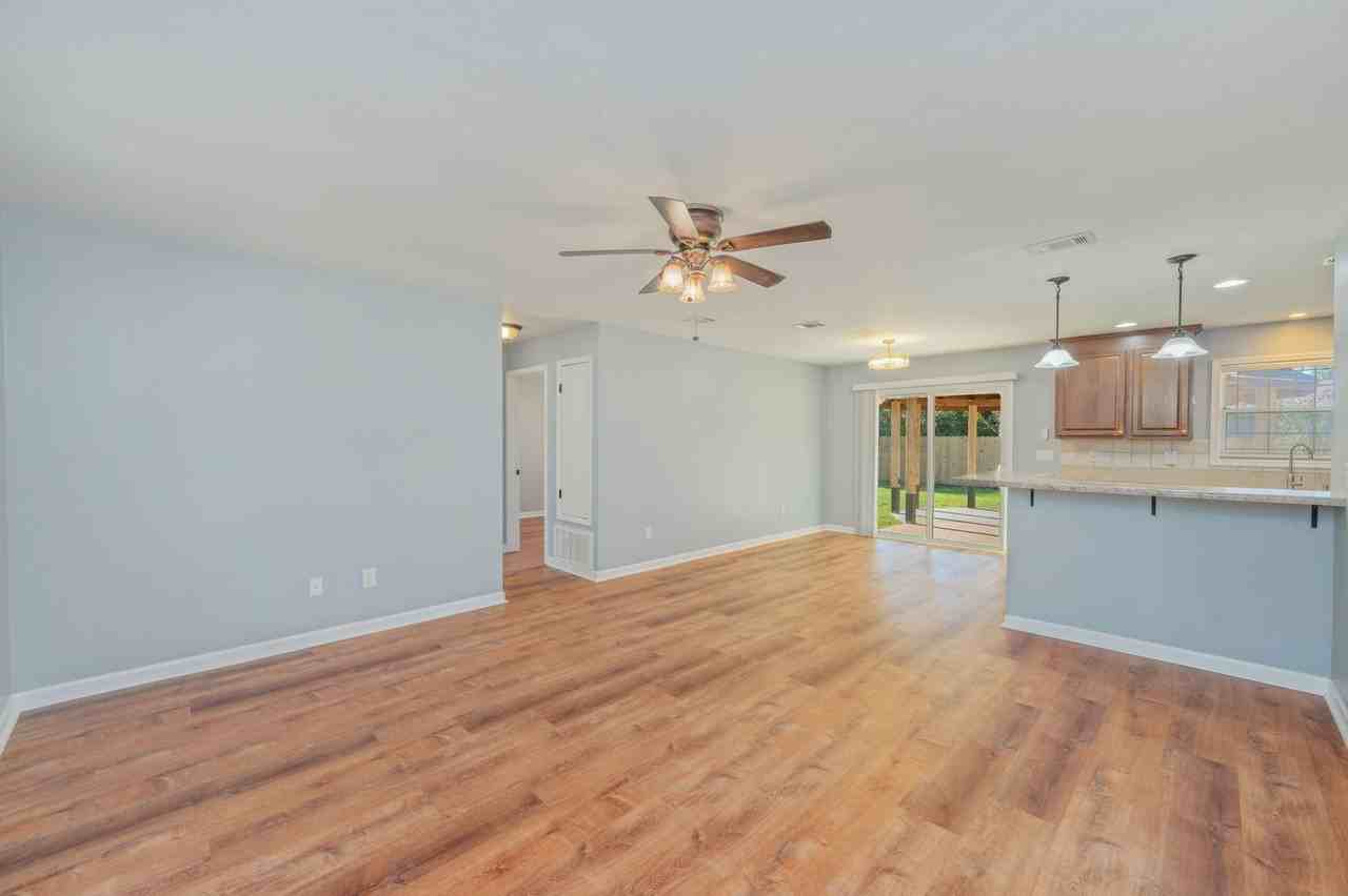 1629 Campbell Dr N - Photo 6 of 32