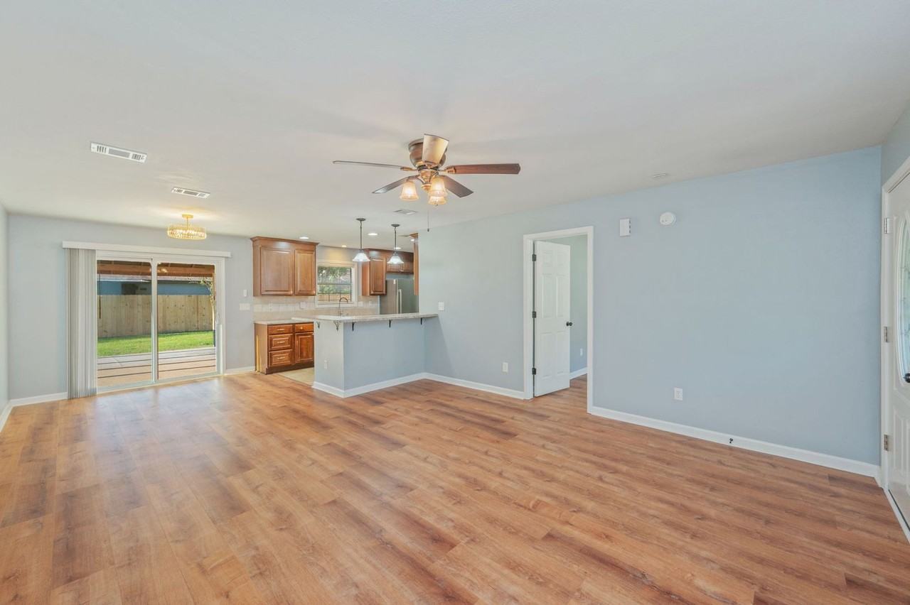 1629 Campbell Dr N - Photo 7 of 32