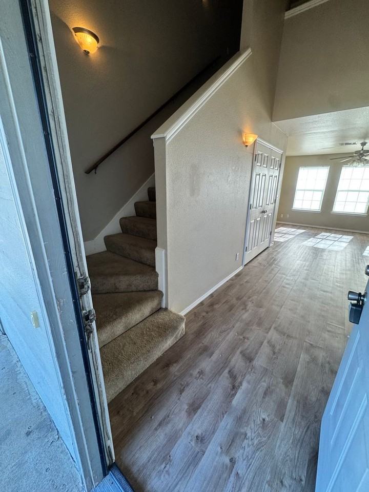 2917 Creekside Dr - Photo 2 of 15