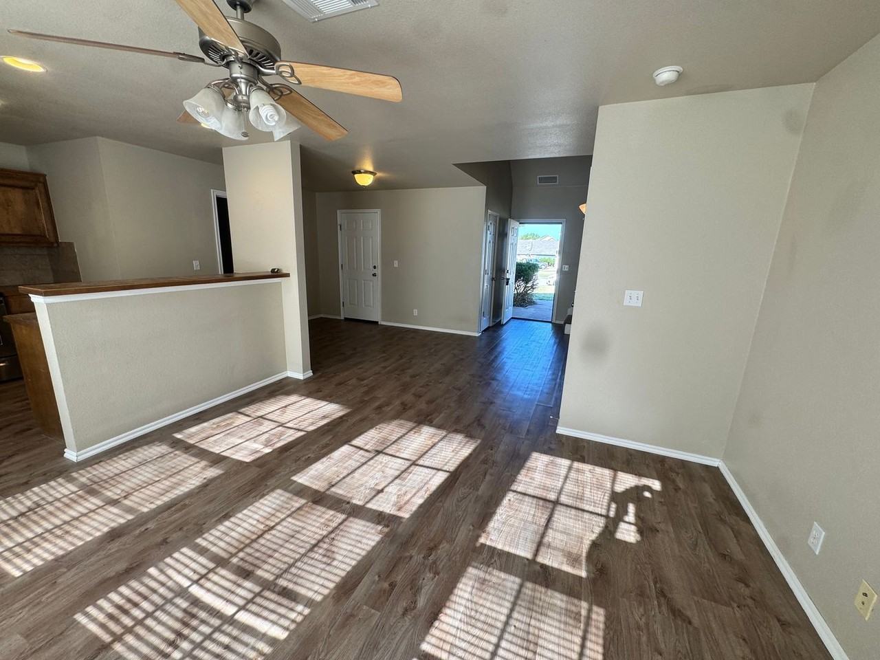 2917 Creekside Dr - Photo 3 of 15