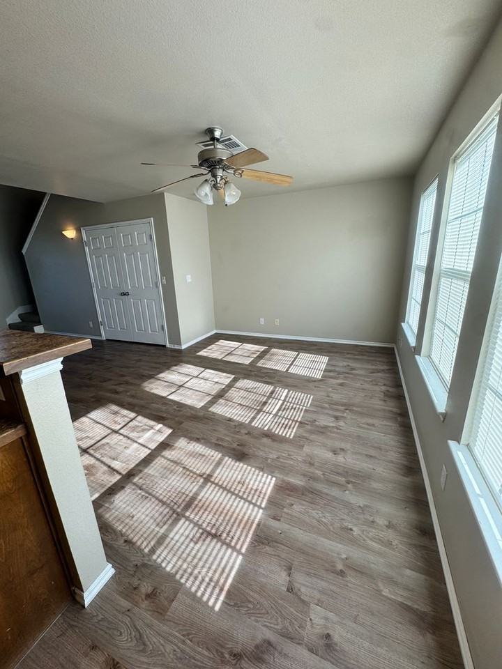 2917 Creekside Dr - Photo 4 of 15