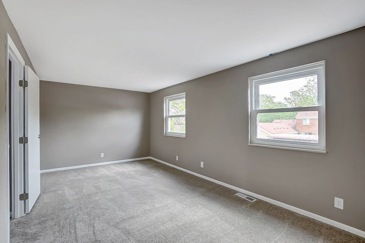 1212 Georgetown Ct - Photo 5 of 32