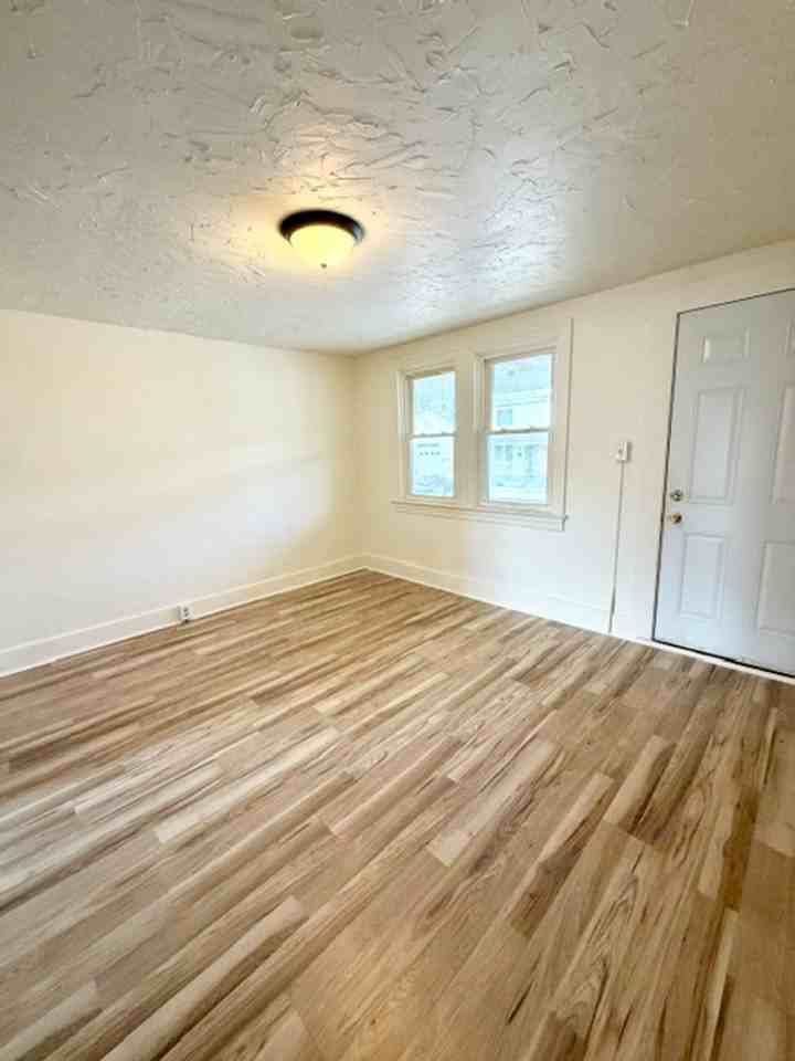344 Lexington St - Photo 5 of 13