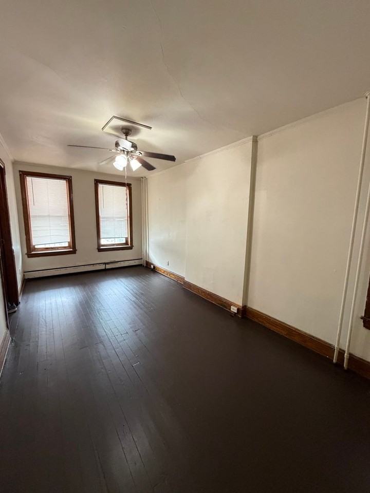 741 W Princess St - Photo 3 of 17