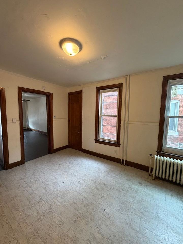 741 W Princess St - Photo 5 of 17