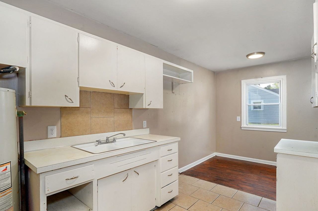 708 1/2 S West Ave - Photo 7 of 11