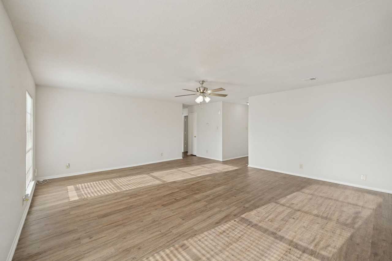 1014 Cloverbrook St - Photo 5 of 25