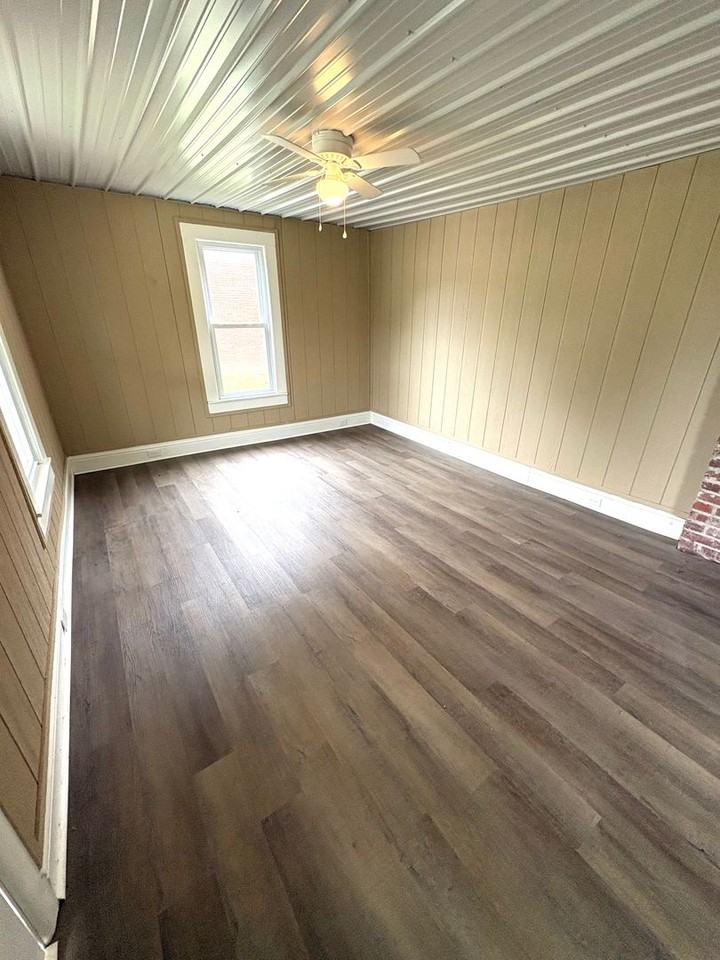 526 S Lewis St - Photo 2 of 10