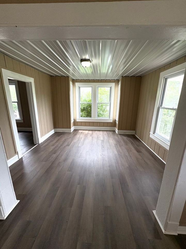 526 S Lewis St - Photo 3 of 10