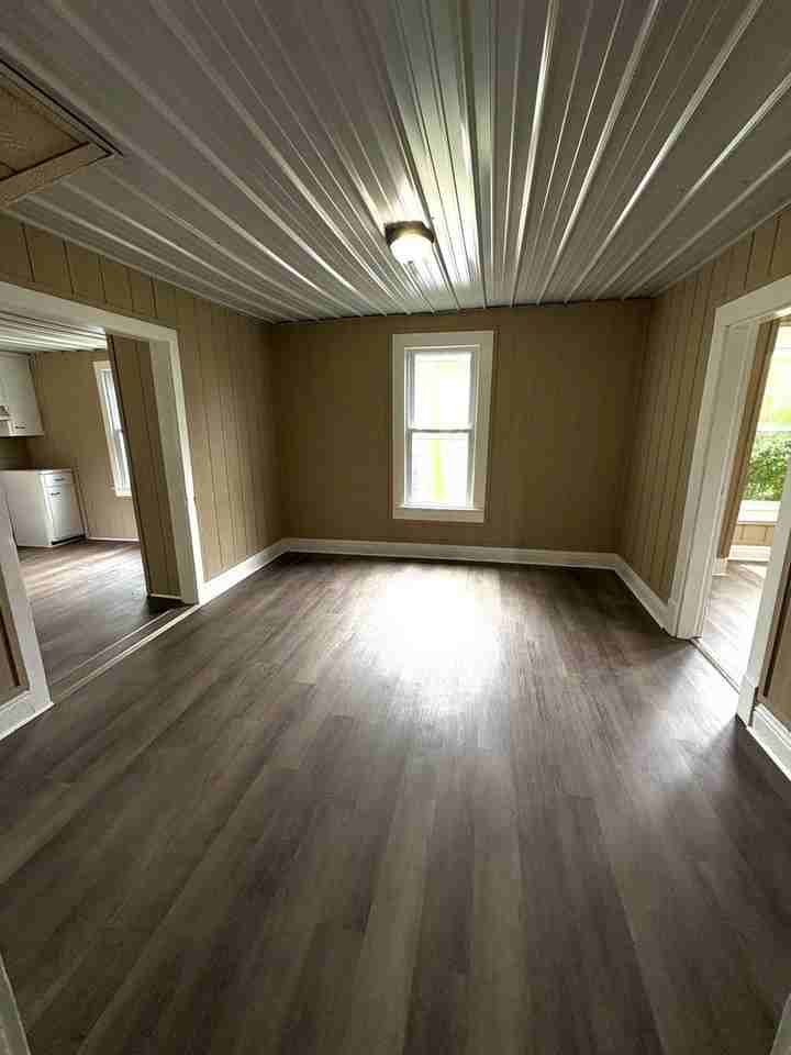 526 S Lewis St - Photo 4 of 10