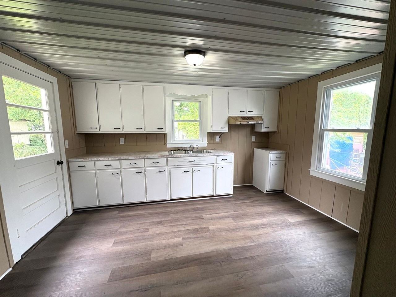 526 S Lewis St - Photo 5 of 10
