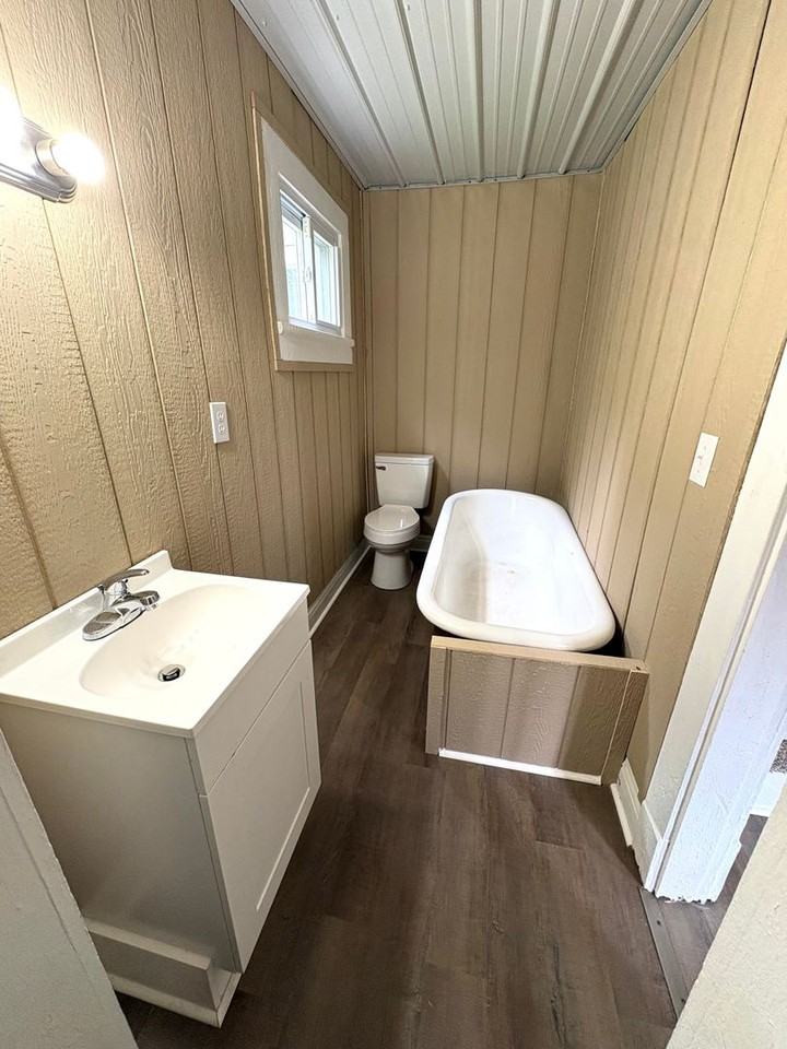 526 S Lewis St - Photo 6 of 10