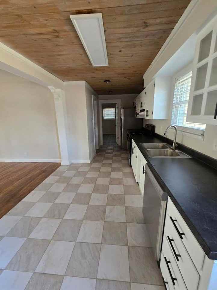 3105 N Lawndale Ave - Photo 3 of 6