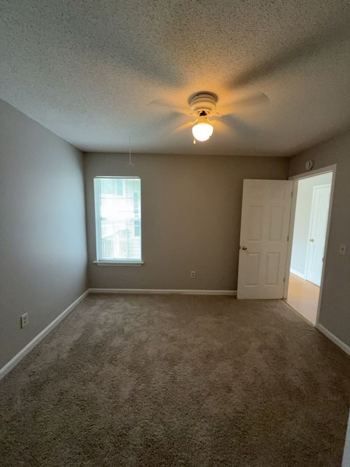 469 Coops Ct - Photo 2 of 7