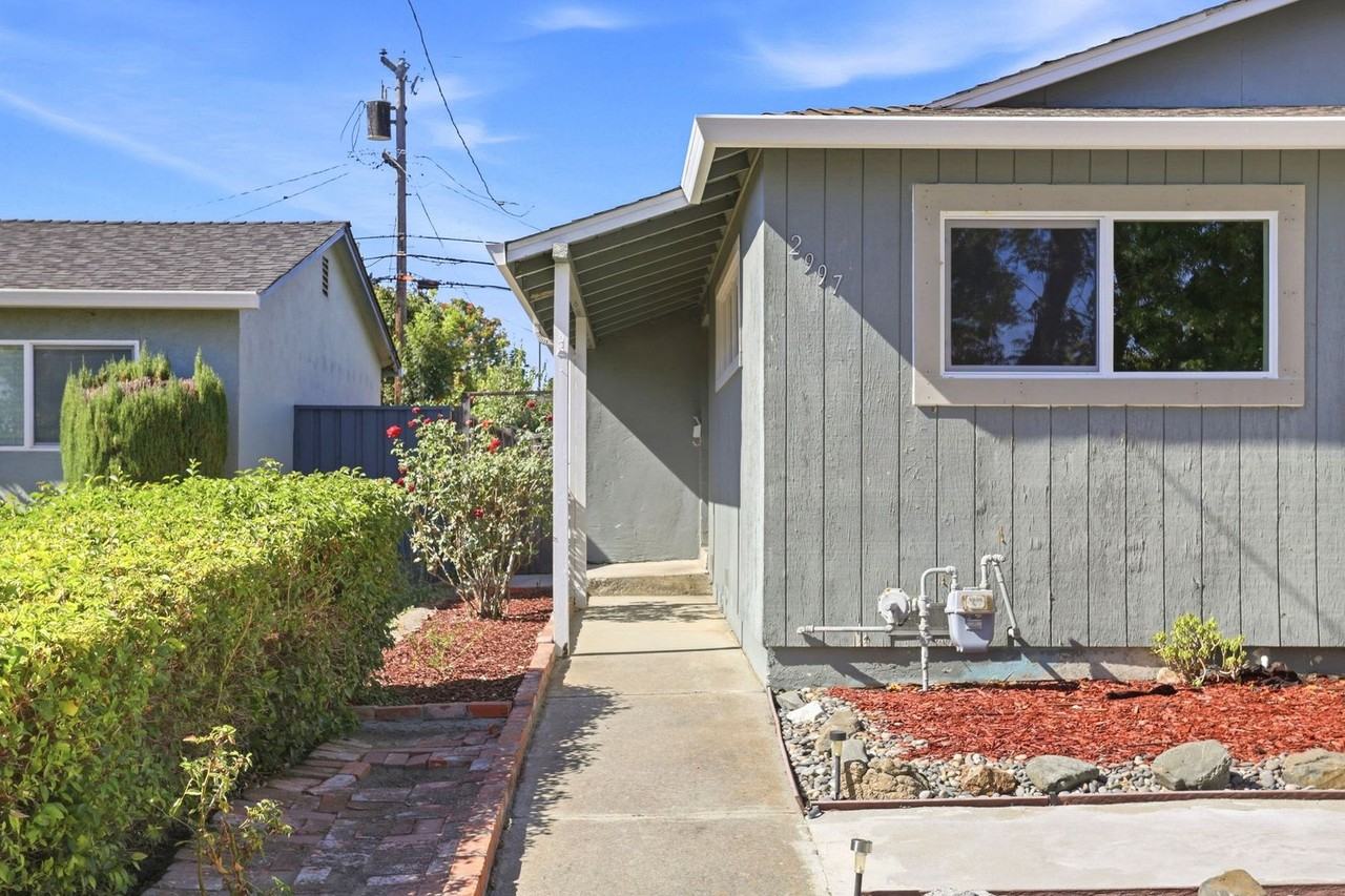 2997 Gay Ave - Photo 4 of 40