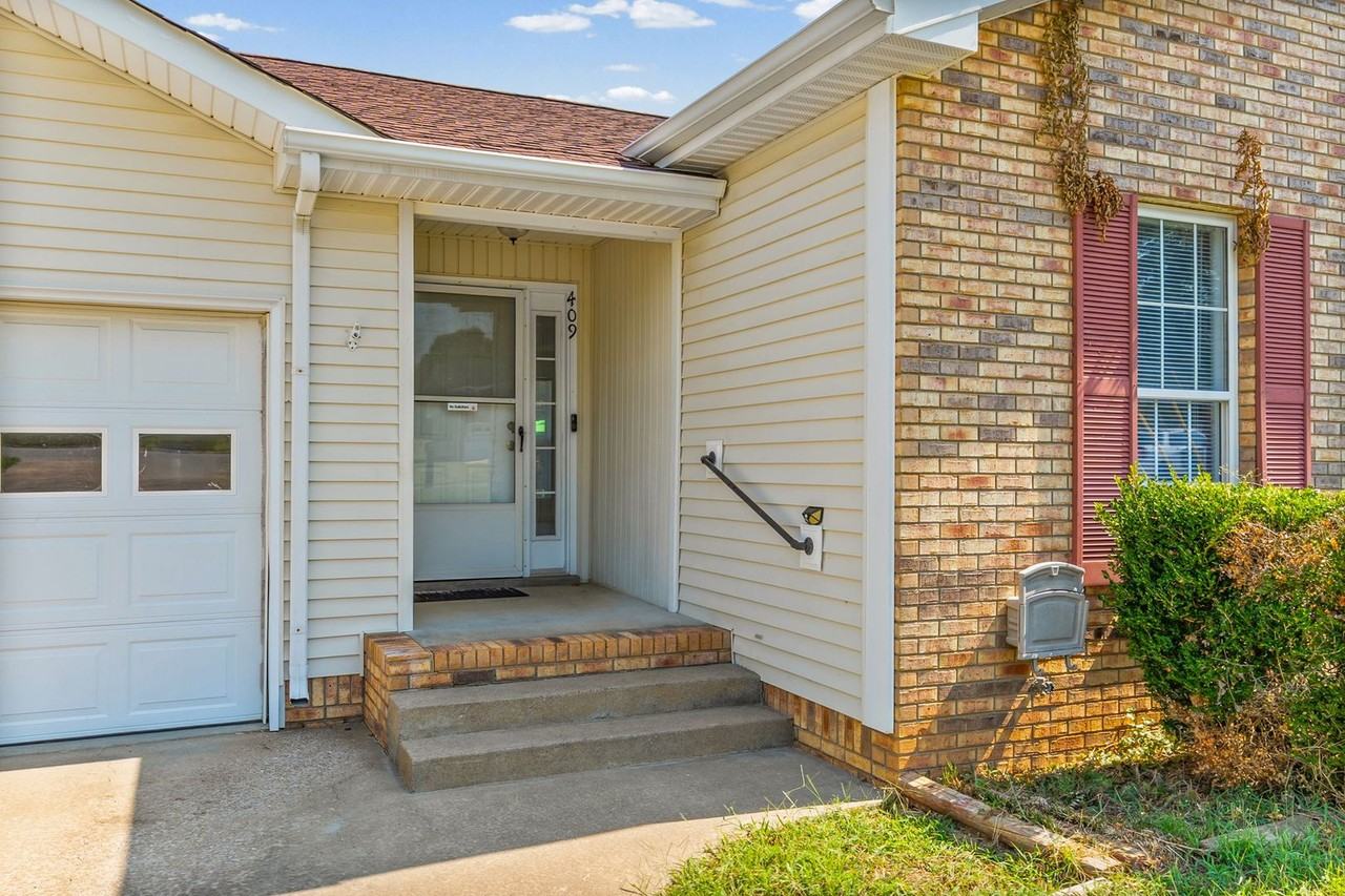 409 Sandburg Dr - Photo 2 of 30