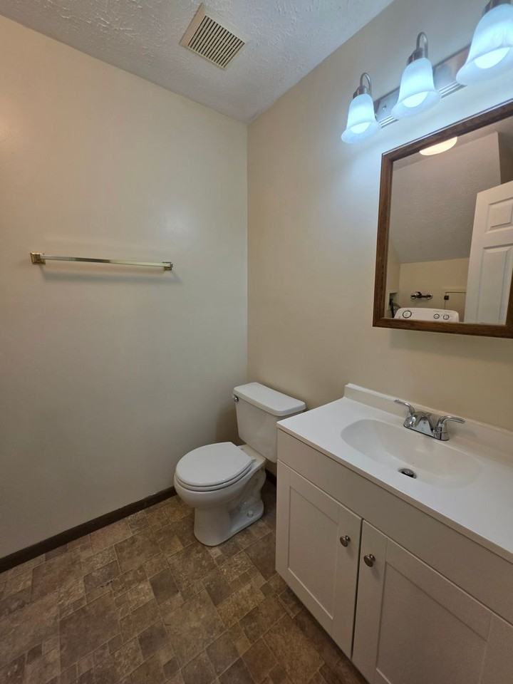 1152 Lake St - Photo 4 of 16