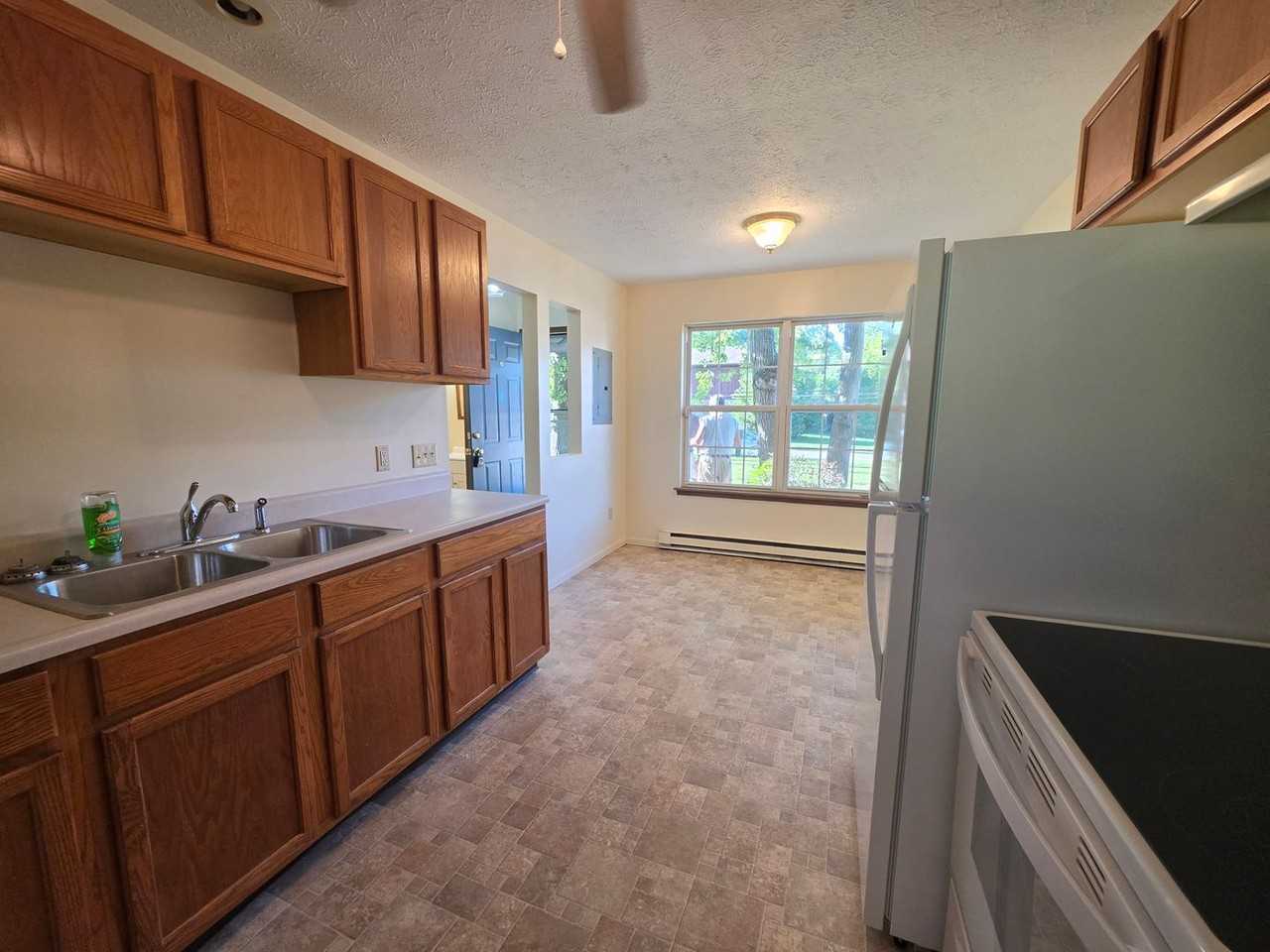 1152 Lake St - Photo 7 of 16