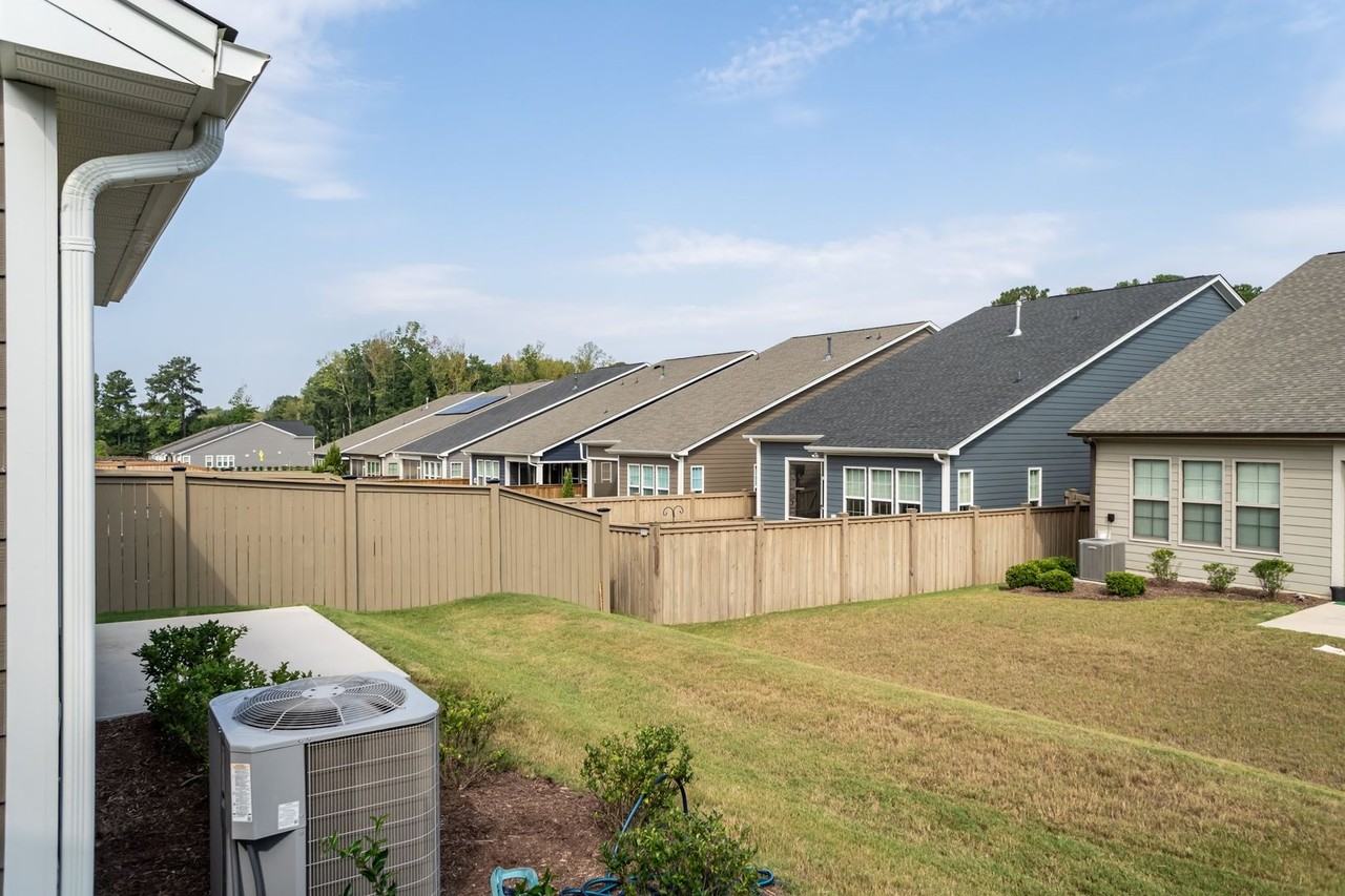 1014 Greatland Rd - Photo 7 of 34