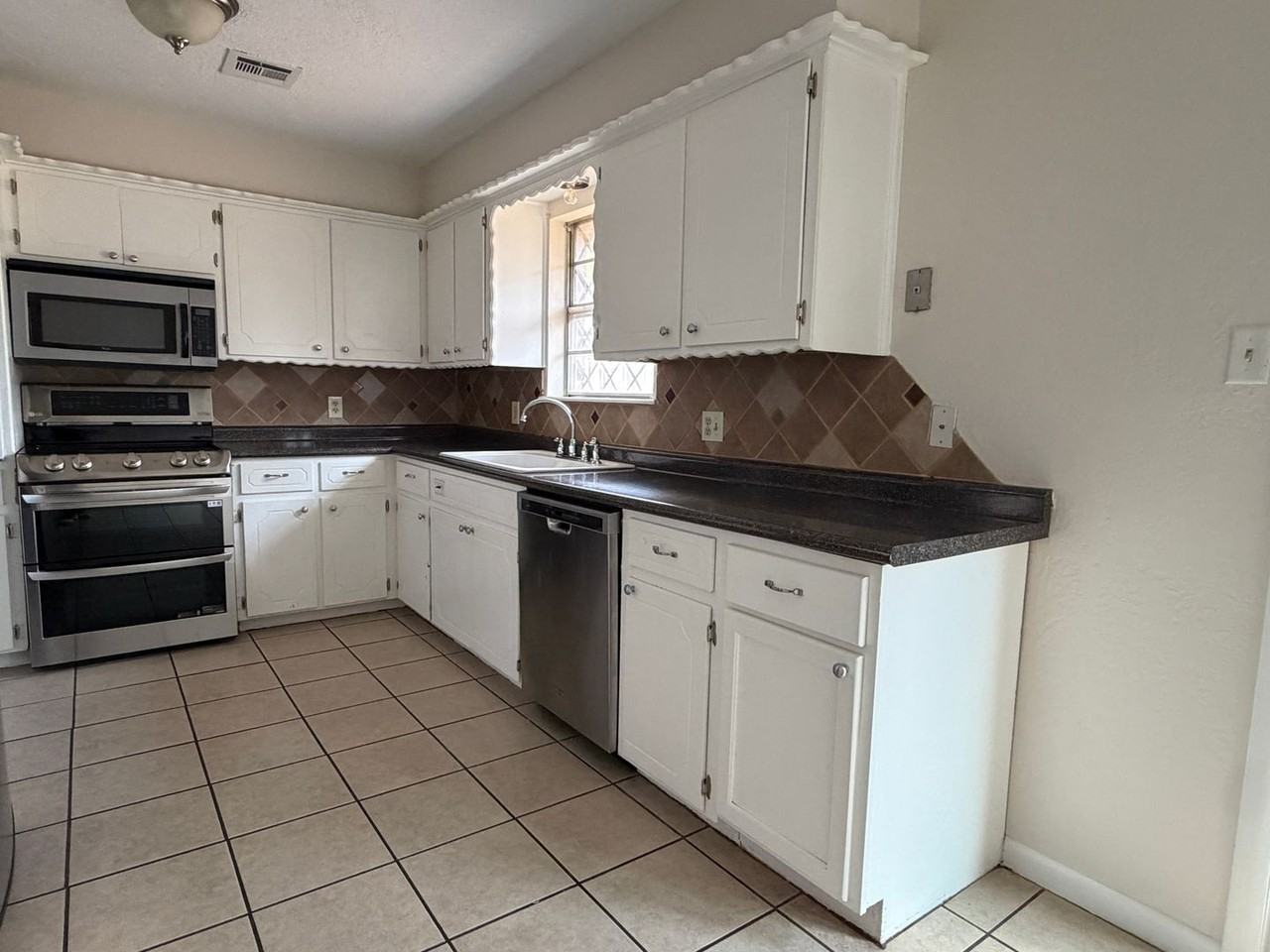 116 Sw 69th St - Photo 3 of 13
