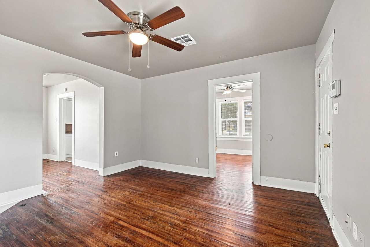 1549 E 10th St - Photo 6 of 22