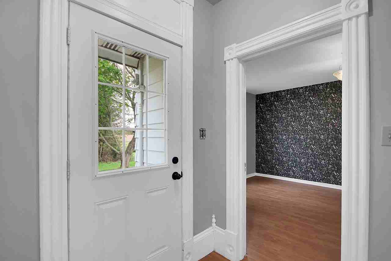 2451 9th Line Road - Photo 4 of 28