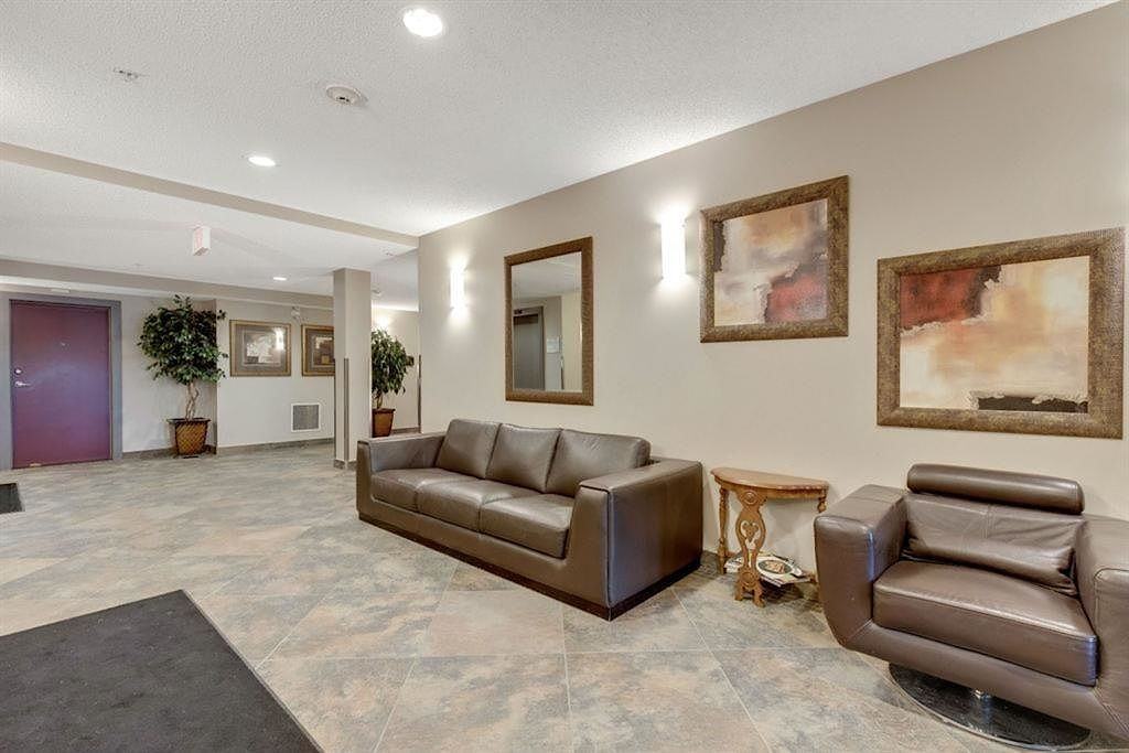 1321 - 1321 Kensington Close Nw - Photo 3 of 23