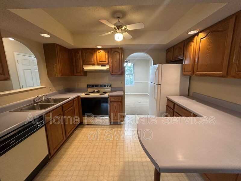 3816 W Sylvania St - Photo 5 of 14