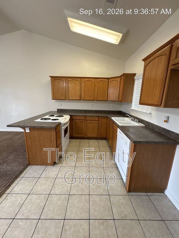 1319 S Crowe St #A - Photo 4 of 16