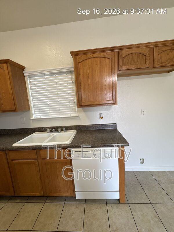 1319 S Crowe St #A - Photo 5 of 16
