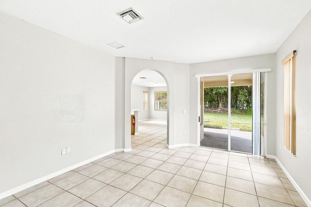 960 Ne 37th Ave - Photo 4 of 17