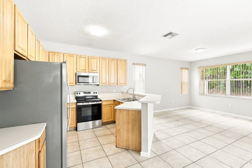 960 Ne 37th Ave - Photo 6 of 17