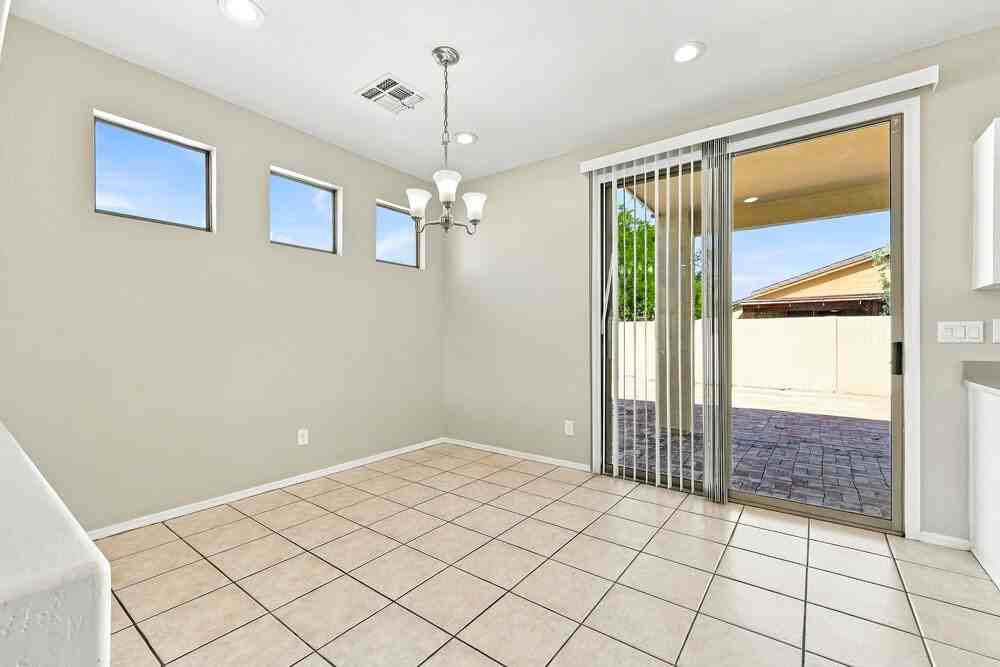 17518 W Hope Dr - Photo 5 of 16