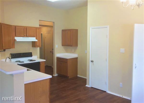 1009 Ridge Top Dr - Photo 3 of 5